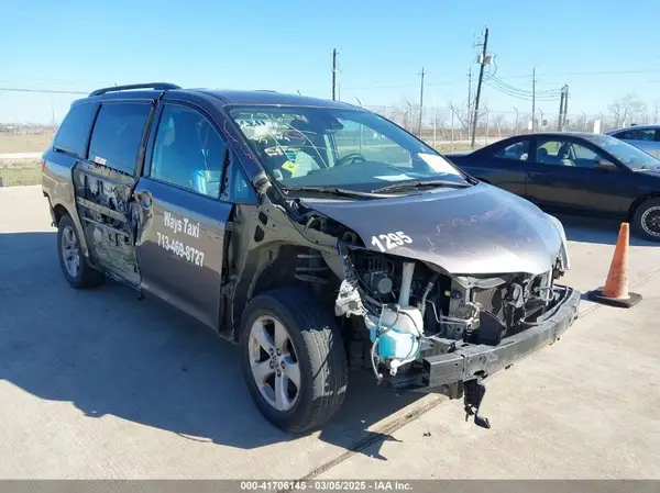 05TDKZ3DC0LS05946 2020 TOYOTA SIENNA - Image 1