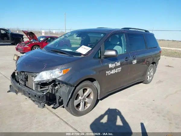 05TDKZ3DC0LS05946 2020 TOYOTA SIENNA - Image 2