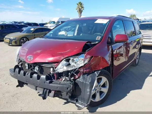 05TDKZ3DC1HS88141 2017 TOYOTA SIENNA - Image 2