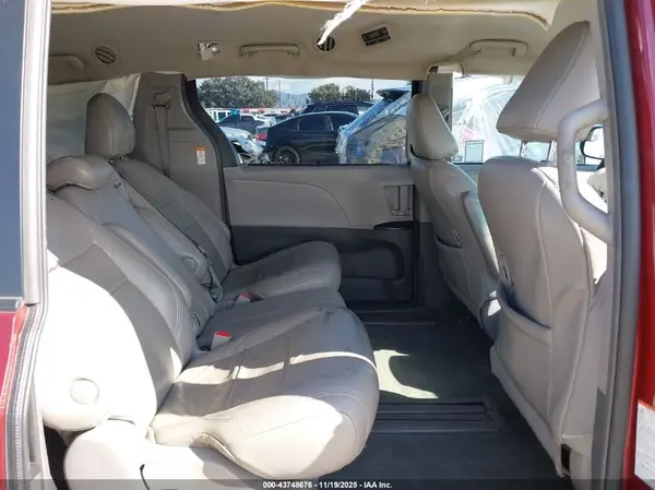 05TDKZ3DC1HS88141 2017 TOYOTA SIENNA - Image 8