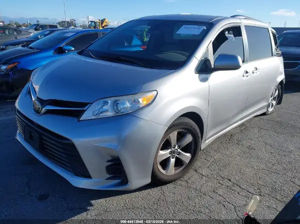 05TDKZ3DC1JS94097 2018 TOYOTA SIENNA - Image 2