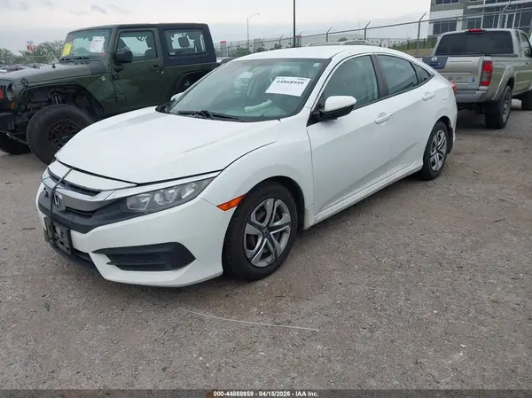 19XFC2F57JE032968 2018 HONDA CIVIC - Image 2