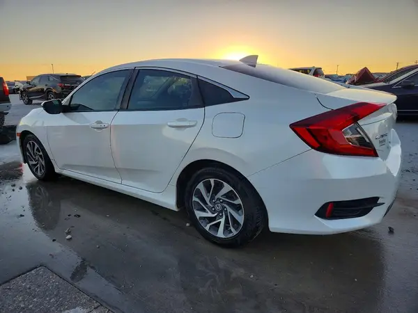 19XFC2F72JE013519 2018 HONDA CIVIC - Image 2