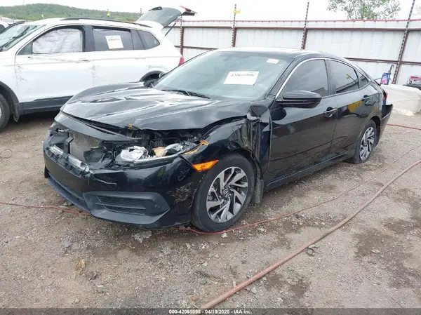 19XFC2F72JE021815 2018 HONDA CIVIC - Image 2