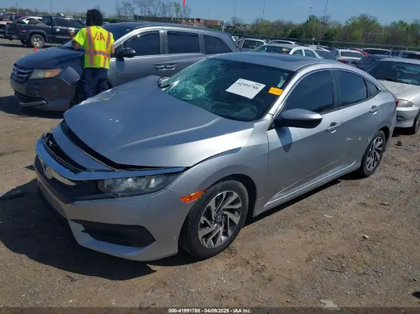 19XFC2F7XJE015793 2018 HONDA CIVIC - Image 2