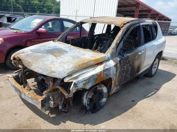 1C4NJDEB4GD724751 2016 JEEP COMPASS - Image 2