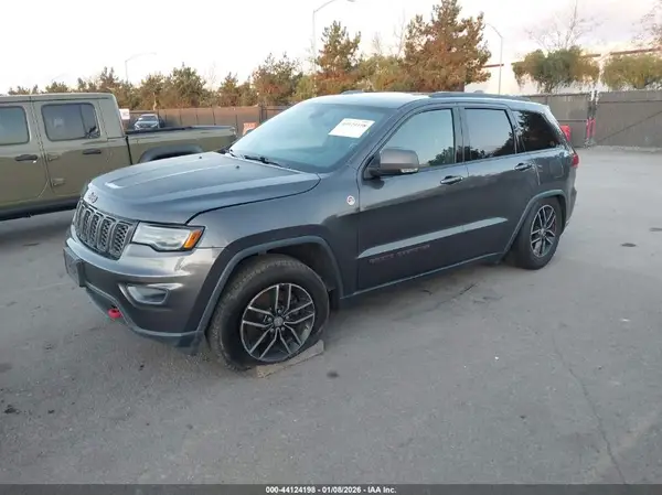 1C4RJFLT3JC258381 2018 JEEP GRAND CHEROKEE - Image 2