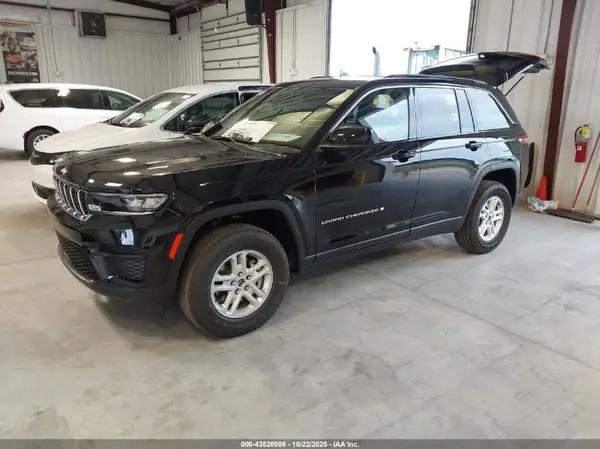 1C4RJGAG3S8779407 2025 JEEP GRAND CHEROKEE - Image 2