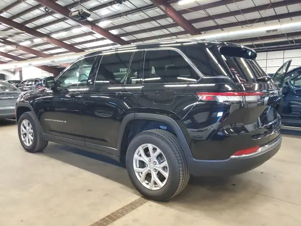 1C4RJGBG6PC545023 2023 JEEP GRAND CHEROKEE - Image 2