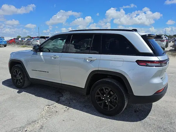 1C4RJHAG4R8520036 2024 JEEP GRAND CHEROKEE - Image 2