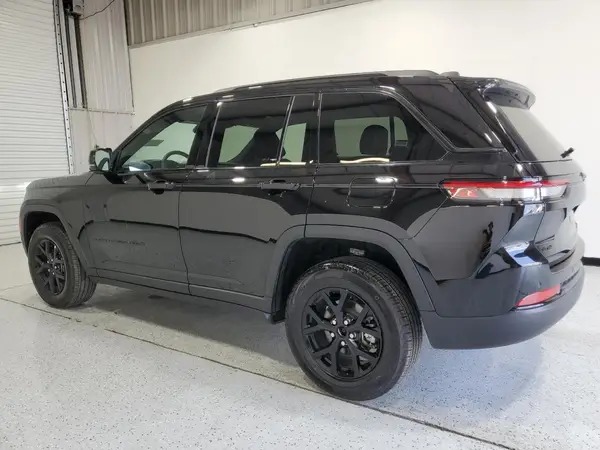 1C4RJHAG4S8656057 2025 JEEP GRAND CHEROKEE - Image 2