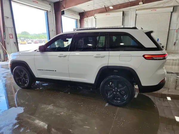 1C4RJHAG7P8704514 2023 JEEP GRAND CHEROKEE - Image 2