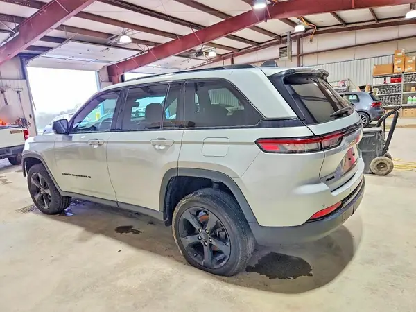 1C4RJHAG7P8765670 2023 JEEP GRAND CHEROKEE - Image 2