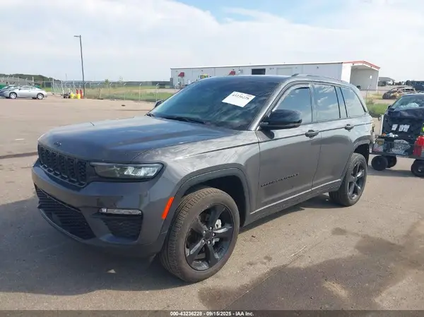 1C4RJHBG7PC667105 2023 JEEP GRAND CHEROKEE - Image 2