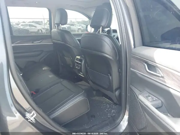 1C4RJHBG7PC667105 2023 JEEP GRAND CHEROKEE - Image 8