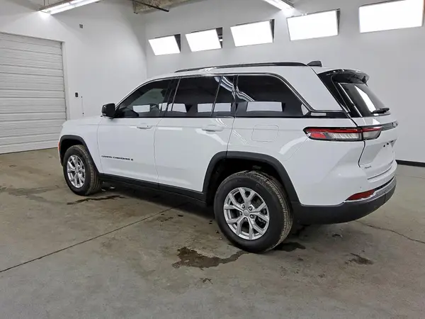 1C4RJHBGXP8870802 2023 JEEP GRAND CHEROKEE - Image 2