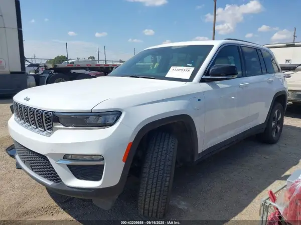 1C4RJYB60R8520637 2024 JEEP GRAND CHEROKEE - Image 2