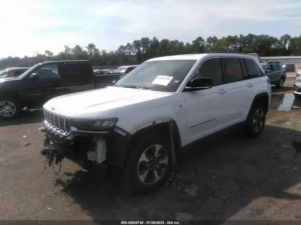 1C4RJYB60R8520976 2024 JEEP GRAND CHEROKEE - Image 2
