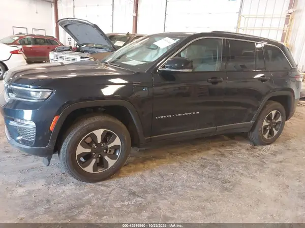1C4RJYB62P8774427 2023 JEEP GRAND CHEROKEE - Image 2