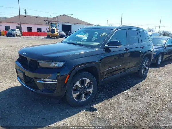 1C4RJYB63R8518378 2024 JEEP GRAND CHEROKEE - Image 2