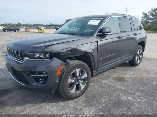 1C4RJYB63R8566818 2024 JEEP GRAND CHEROKEE - Image 2