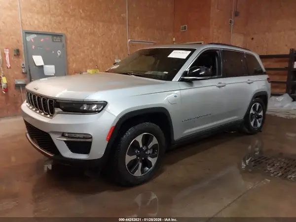 1C4RJYB63RC720456 2024 JEEP GRAND CHEROKEE - Image 2