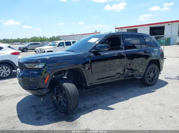 1C4RJYB67R8611713 2024 JEEP GRAND CHEROKEE - Image 2