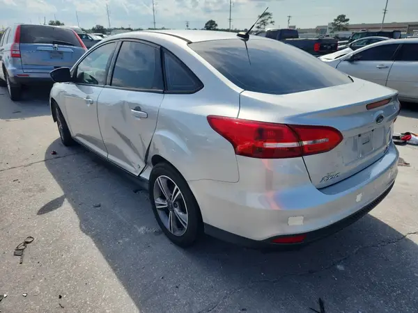 1FADP3FE4JL235752 2018 FORD FOCUS - Image 2