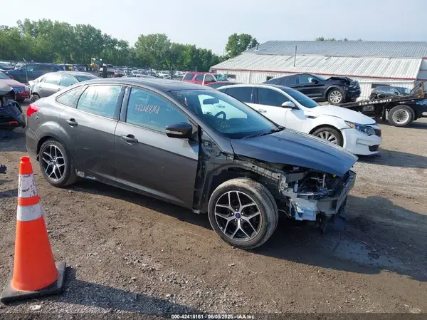 1FADP3H29HL252656 2017 FORD FOCUS - Image 1