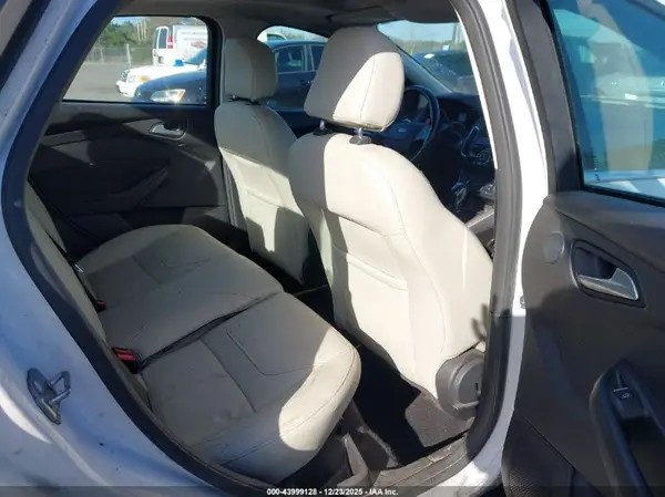 1FADP3J26HL327436 2017 FORD FOCUS - Image 8