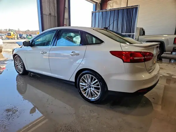 1FADP3J27HL268008 2017 FORD FOCUS - Image 2