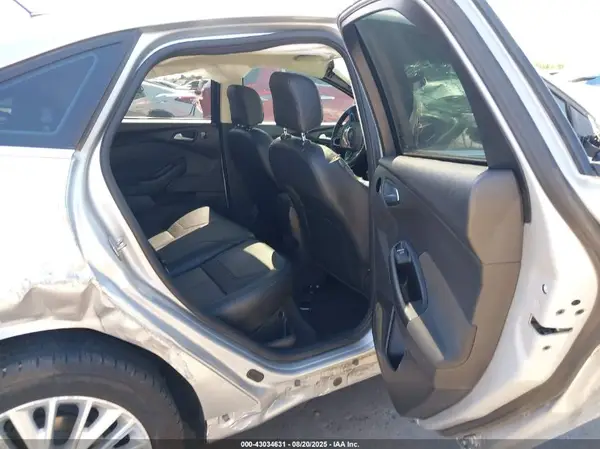 1FADP3J28HL336137 2017 FORD FOCUS - Image 8