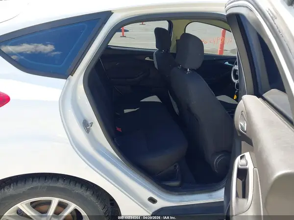 1FADP3K24HL217015 2017 FORD FOCUS - Image 8