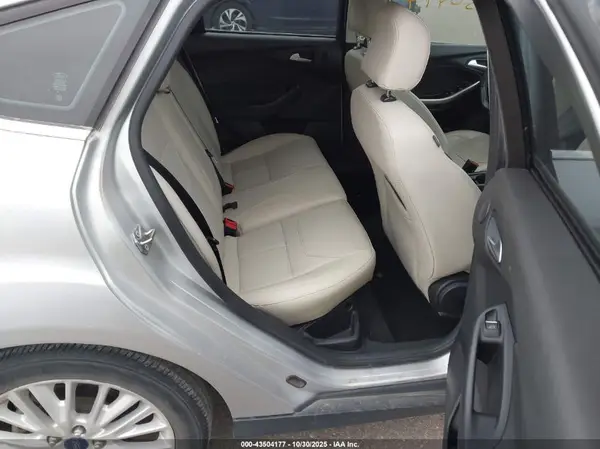 1FADP3N21HL287695 2017 FORD FOCUS - Image 8