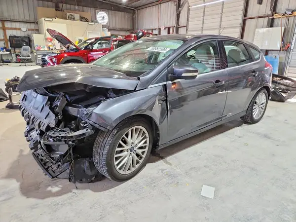 1FADP3N21JL261846 2018 FORD FOCUS - Image 1
