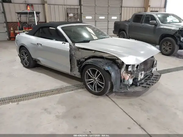 1FATP8UH3H5273123 2017 FORD MUSTANG - Image 1