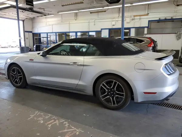 1FATP8UH3J5136012 2018 FORD MUSTANG - Image 2