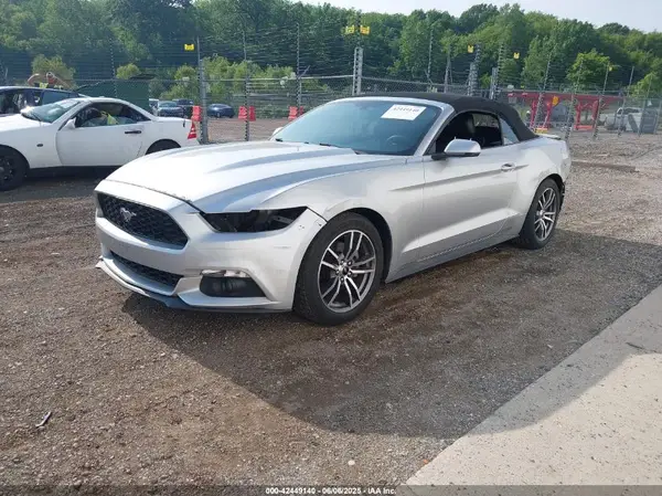 1FATP8UH8G5274945 2016 FORD MUSTANG - Image 2