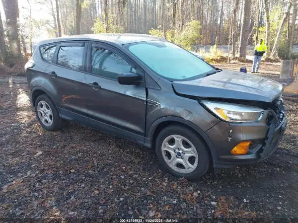 1FMCU0F78HUC05751 2017 FORD ESCAPE - Image 1