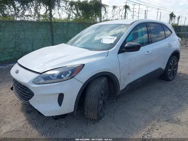 1FMCU0G65NUB86402 2022 FORD ESCAPE - Image 2