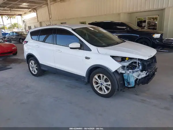1FMCU0GD0HUD13057 2017 FORD ESCAPE - Image 1