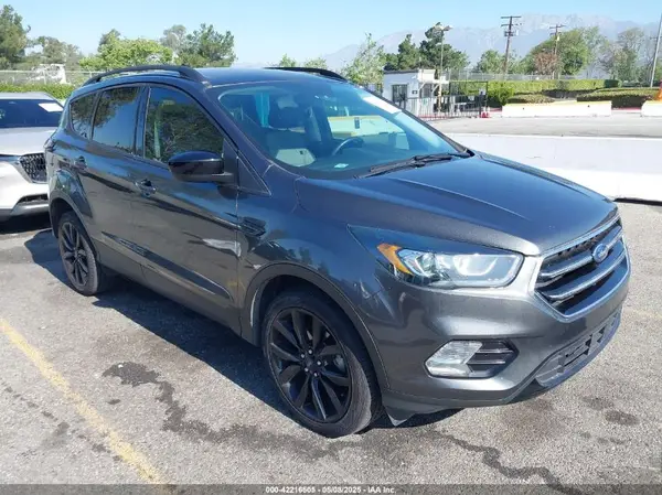 1FMCU0GD1HUC18085 2017 FORD ESCAPE - Image 1