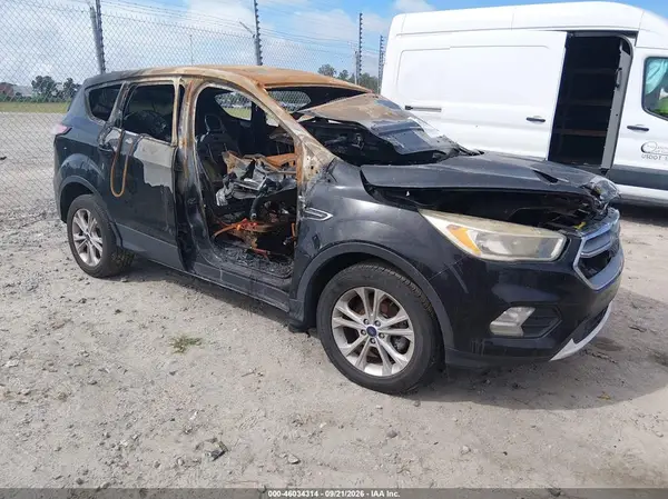 1FMCU0GD3HUE05117 2017 FORD ESCAPE - Image 1