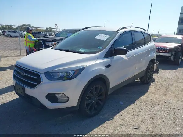 1FMCU0GD8JUD58267 2018 FORD ESCAPE - Image 2