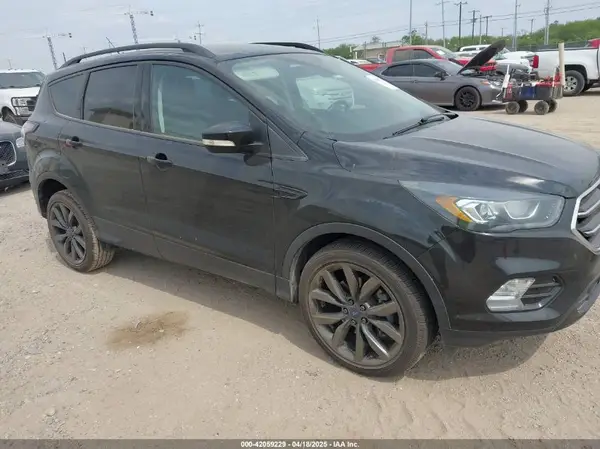 1FMCU0J91HUC13795 2017 FORD ESCAPE - Image 1