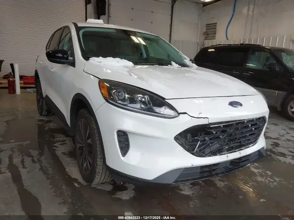 1FMCU9G61NUB61758 2022 FORD ESCAPE - Image 1