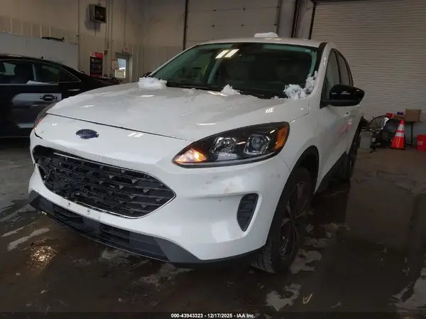 1FMCU9G61NUB61758 2022 FORD ESCAPE - Image 2