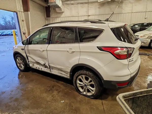1FMCU9HD8JUB13696 2018 FORD ESCAPE - Image 2
