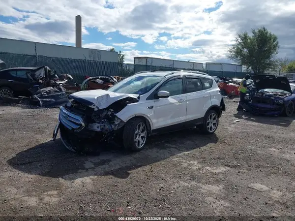 1FMCU9J92HUA45010 2017 FORD ESCAPE - Image 2