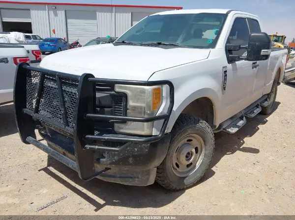 1FT7X2B61HEF18219 2017 FORD F250 - Image 2